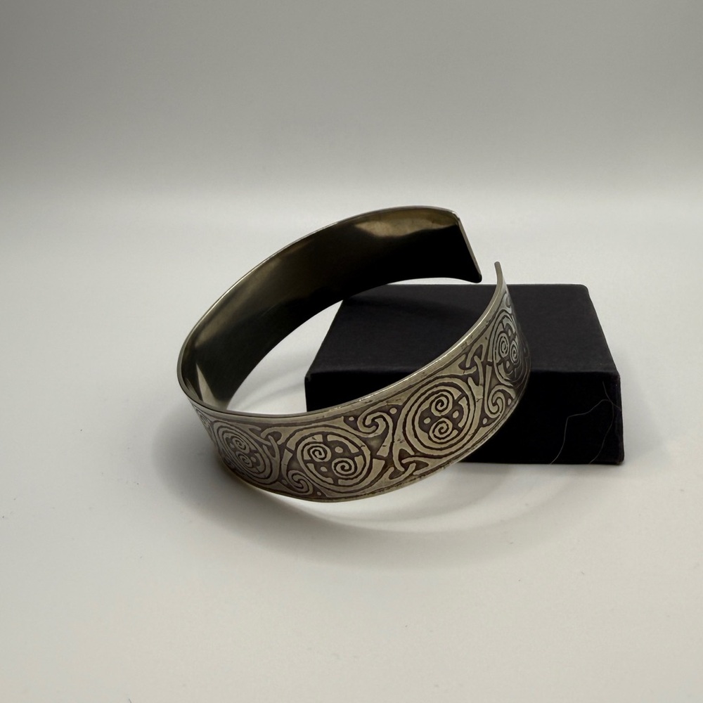 Silver Celtic Etched Cuff Bracelet. - Picture 4 of 10